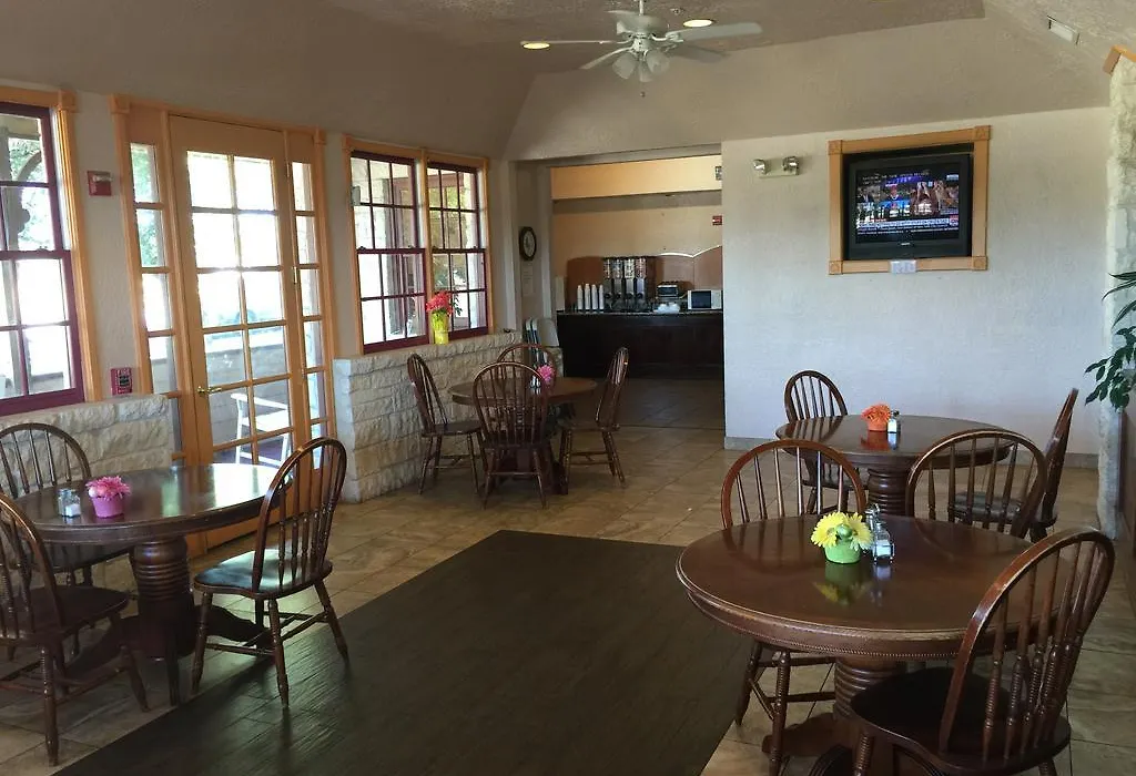 Fredericksburghillcountryhotel-1
