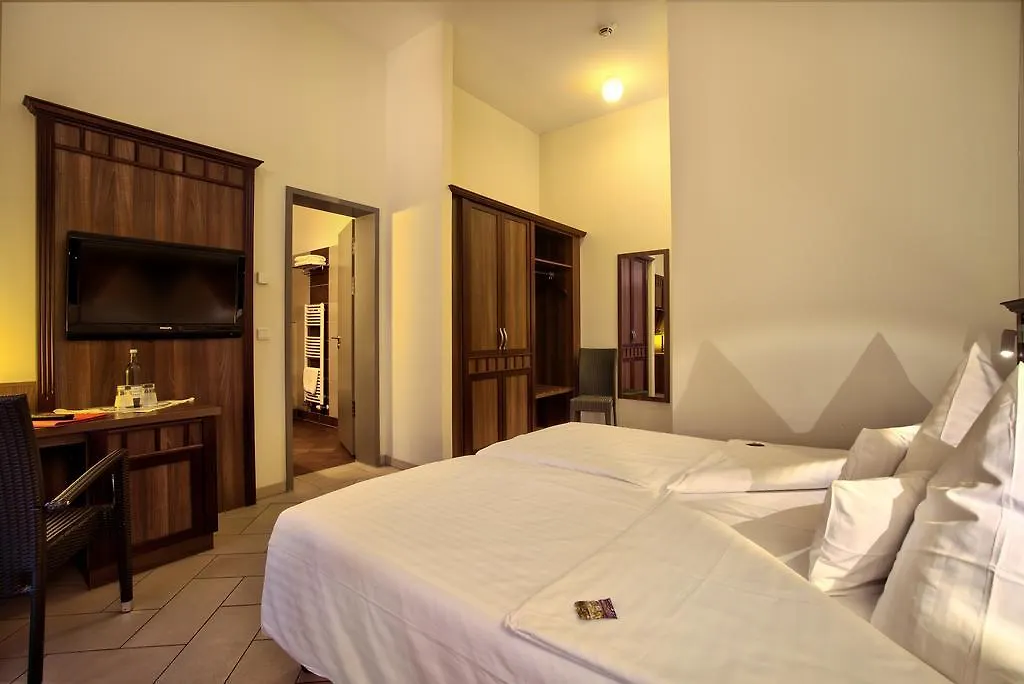 Waldhotel-1