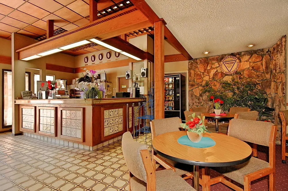 Super 8 By Wyndham Long Beach-1