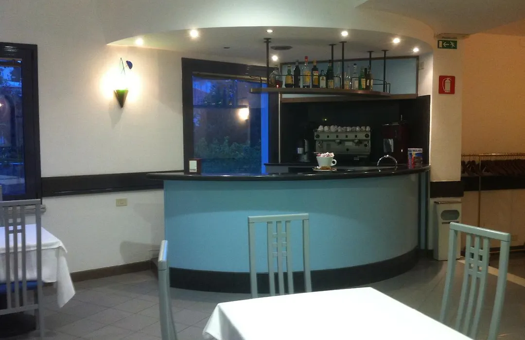 Hotel Riviera 3 Stelle con piscina estiva gratuita e garage a pagamento-1