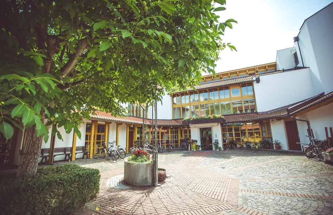 Hotel und Appartementhof Waldeck-1
