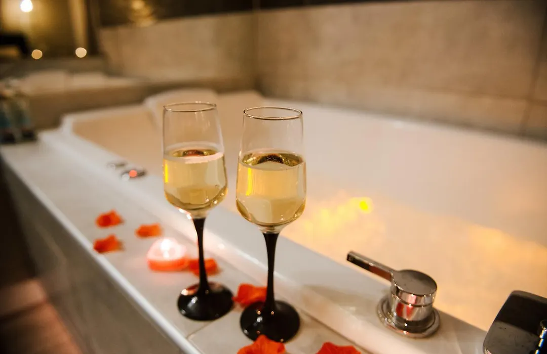 La Suite Romantique avec Jacuzzi au Cœur de Perpignan-1