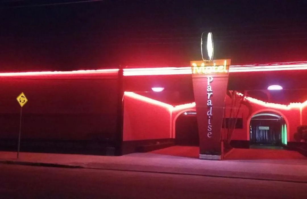 Motel Paradise (Adults Only)-1