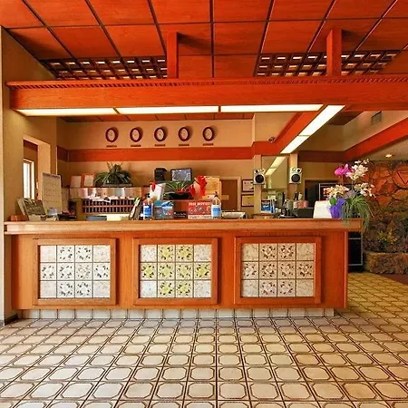 Super 8 By Wyndham Long Beach-2