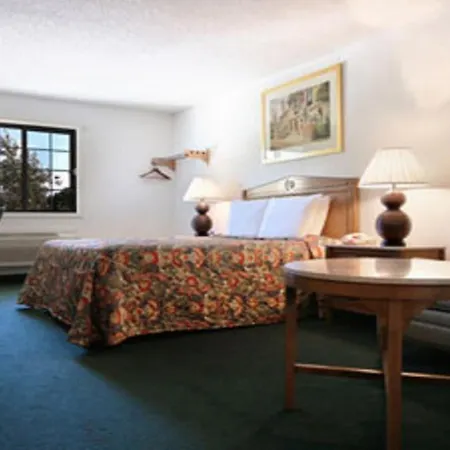 Travelodge By Wyndham Waukegan Gurnee-3