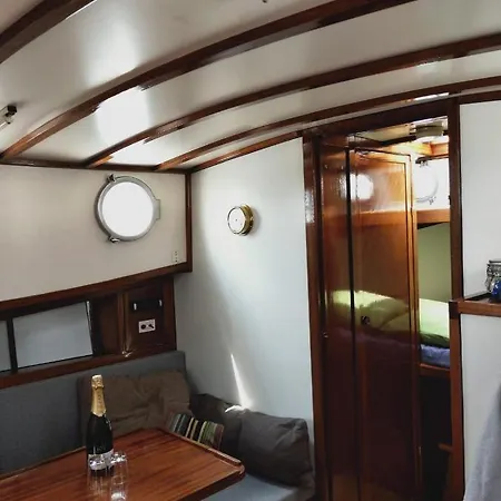 Prive B&B Motorsailer Rataplan-2