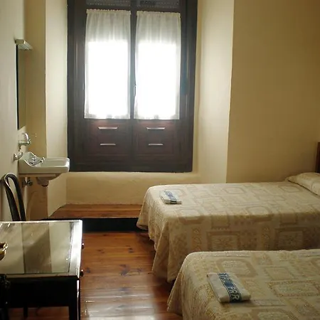 Hostal Paris-3