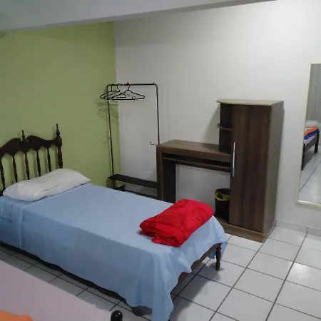 Quartos Em Casa Proxima A Praia-2