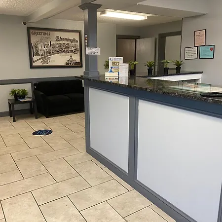 Super 8 By Wyndham Bloomington Normal-3
