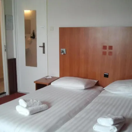Hotel 74-3