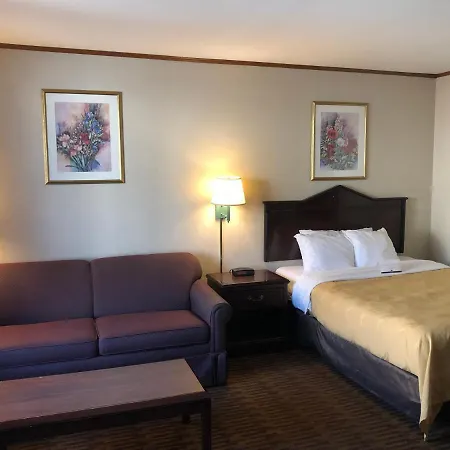 Quality Inn & Suites Skyways-3