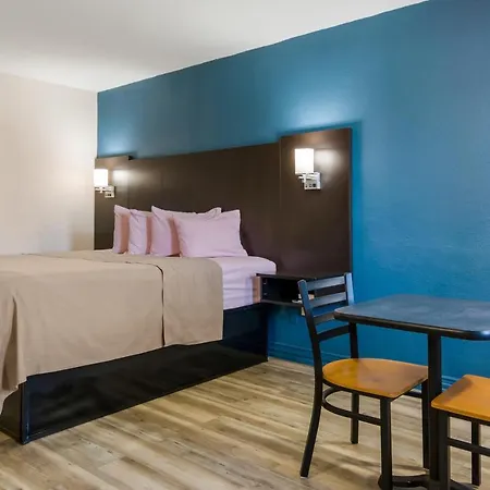 Rodeway Inn Broken Bow-Hochatown-2