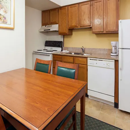 Hawthorn Suites By Wyndham Dearborn/Detroit-2