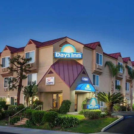 Days Inn By Wyndham Carlsbad-3