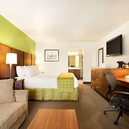 Ramada By Wyndham San Diego North Hotel & Conference Center-3