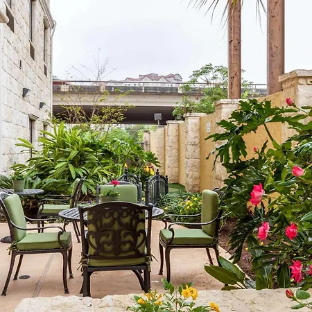 Comfort Suites Alamo-River Walk-3