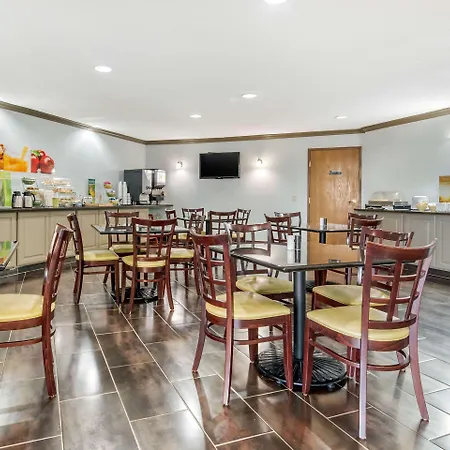 Quality Suites Kansas City International Airport-3