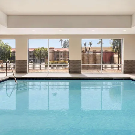 La Quinta Inn & Suites By Wyndham San Bernardino-3