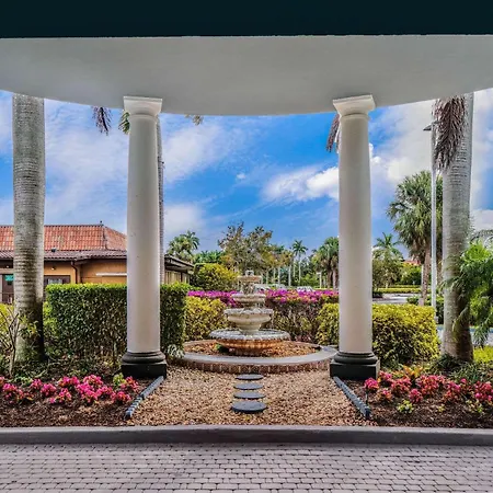 La Quinta By Wyndham Naples Downtown-2