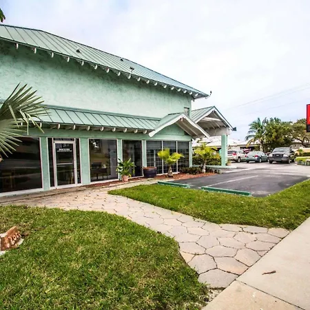 Econo Lodge Cocoa Beach - Near The Port-3