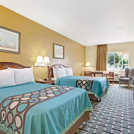 Super 8 By Wyndham Daytona Beach-3