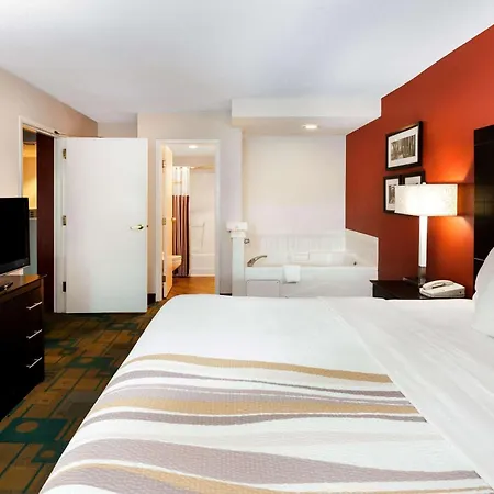 La Quinta By Wyndham Milwaukee Bayshore Area-3