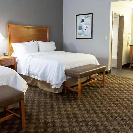 Hampton Inn & Suites Chesapeake-Square Mall-2