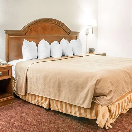 Quality Inn & Suites Mackinaw City Beachfront-3