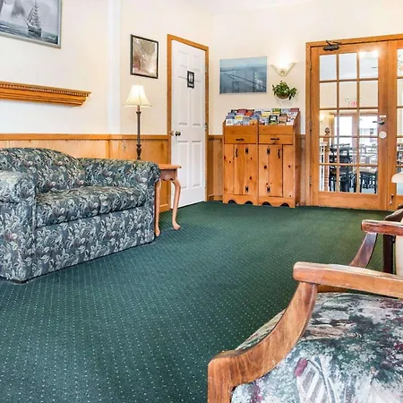 Quality Inn & Suites Mackinaw City Beachfront-2