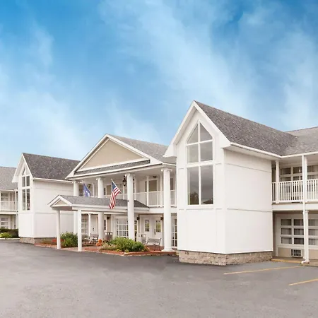 Baymont By Wyndham St. Ignace Lakefront-2