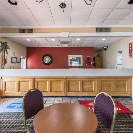 Econo Lodge Inn & Suites Orangeburg-3
