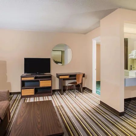 Super 8 By Wyndham Sevierville Riverside-3