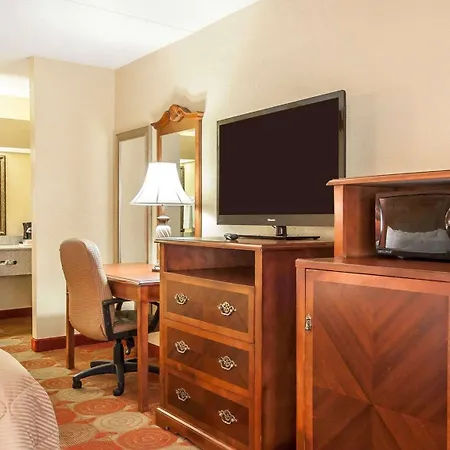 Clarion Inn & Suites University Center-3