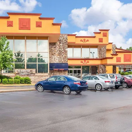 Clarion Inn & Suites University Center-2
