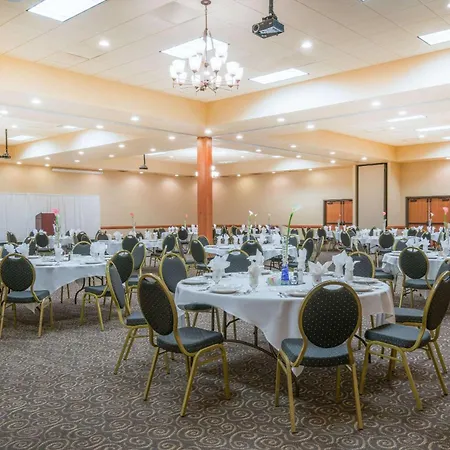 Ramada By Wyndham Des Moines Tropics Resort & Conference Ctr-3