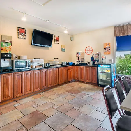 Howard Johnson By Wyndham Burlington-3