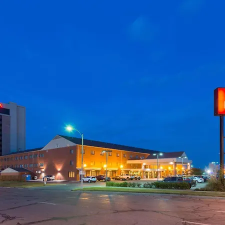 Ramada By Wyndham Topeka Downtown Hotel & Convention Center-2