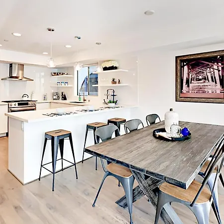 Luxe Balboa Peninsula Condo W Gourmet Kitchen And Epic Rooftop Deck-2