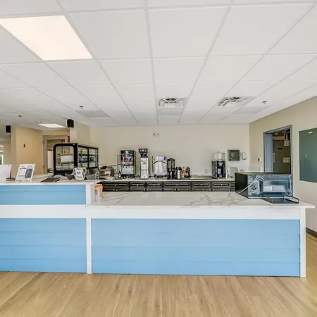 Travelodge By Wyndham Panama City Beach / Beachfront-2
