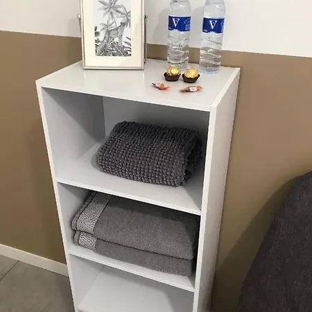 Studette de 17m2 avec parking privé gratuit Climatisation et petite cuisine-2