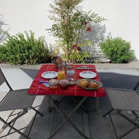 Maison M, chambre privée accès jardin piscine et jacuzzi près de La Rochelle-3