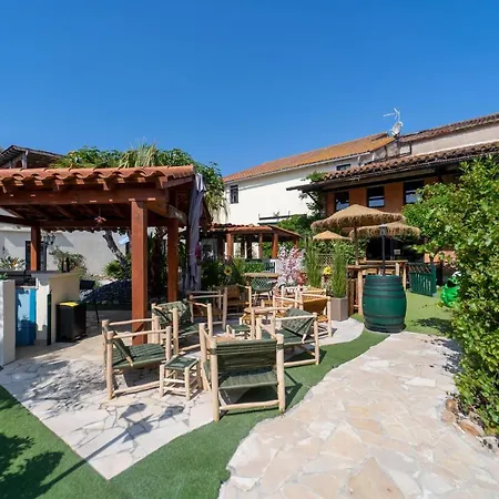 Gîte Imagine Roussillon Résidence Privée avec Piscine - 8 personnes-3