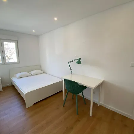 Carcavelos Beach Shared Serviced Apartment 11-3