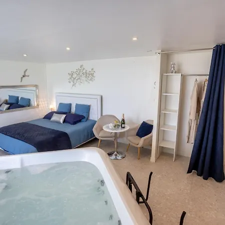 Les Suites Love 1 Spa Vue Mer Piscine-3
