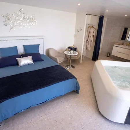 Les Suites Love 1 Spa Vue Mer Piscine-2