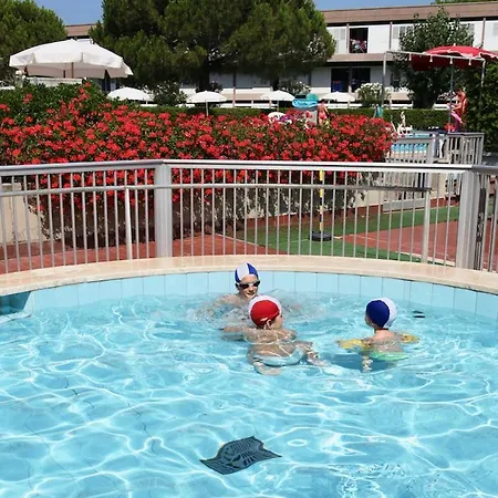 Isa-Apartment 3 Beds In Residence With Swimming-Pool Bed And Bath Linen Included-3