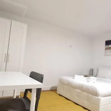 Double Room With Shared Bathroom Oeiras G1 In Oeiras-3