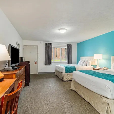 Howard Johnson By Wyndham Traverse City-2