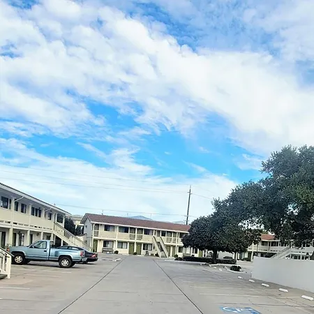 Soledad Motel 8-3