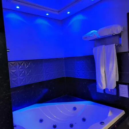 Status Motel Perimetral Adults Only-3